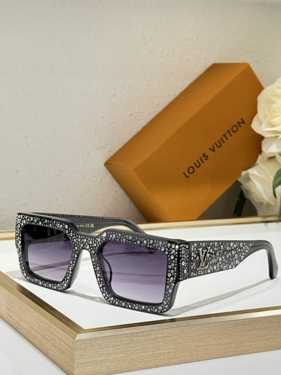 Picture of Louis Vuitton Sunglasses _SKUfw75010489fw